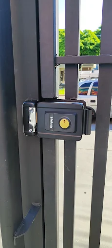 Câmera de segurança instalada em fachada - GE Segurança, Maringá
