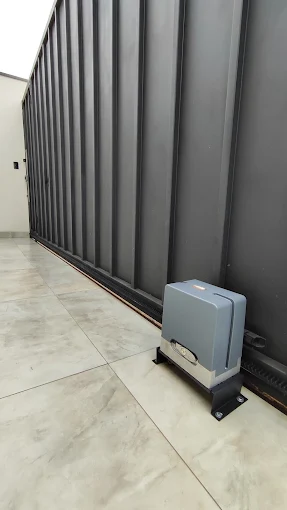 Câmera de segurança instalada em fachada - GE Segurança, Maringá